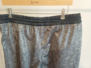 Pantalón chándal Adidas gris estampado