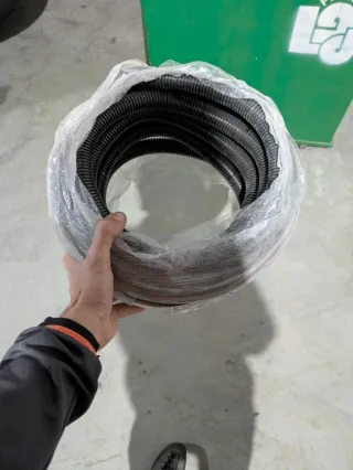 Tubo corrugado negro flexible