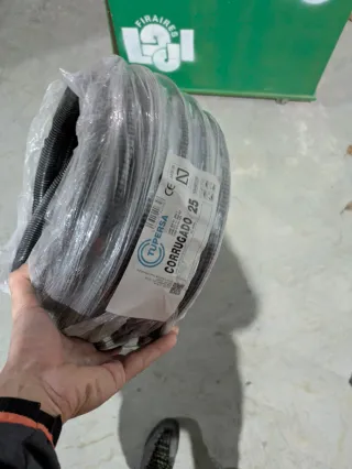 Tubo corrugado negro flexible