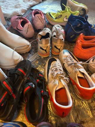 Zapatillas deportivas rojas y blancas varias marca