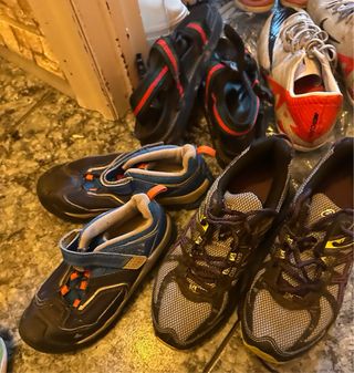 Zapatillas deportivas rojas y blancas varias marca