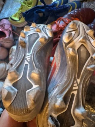 Zapatillas deportivas rojas y blancas varias marca