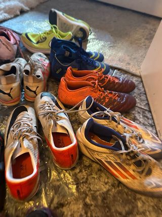 Zapatillas deportivas rojas y blancas varias marca