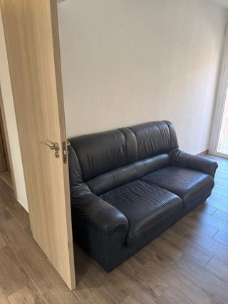 Sofá de 2 plazas en cuero azul