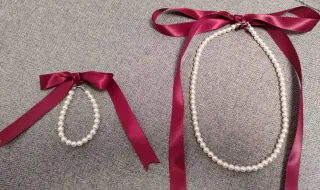 Aderezo fallero perlas y lazo rojo. Fallas Valenci