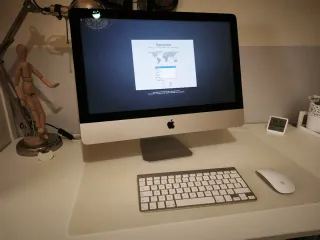 iMac 21.5 (2014) Plata con teclado y ratón