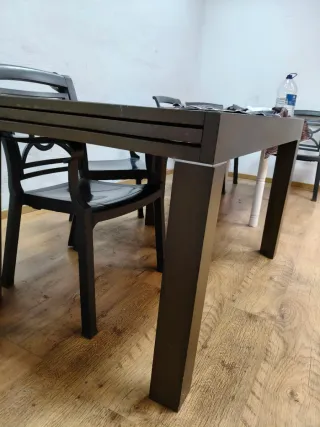 Mesa de salón cristal negro y metal dorado