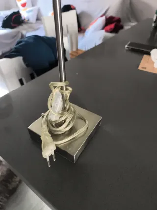 Lámpara de mesa gris y plateada