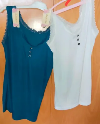 Falda larga rosa con cinturón.