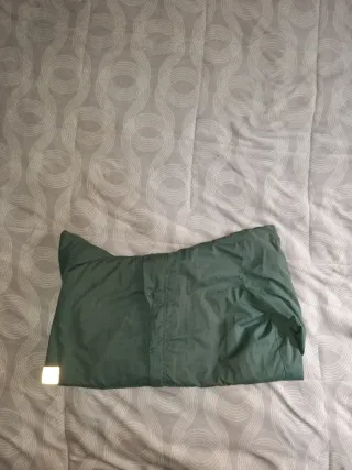 Chubasquero verde con rayas