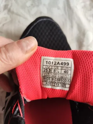 Zapatillas ASICS negras y rojas Número 40