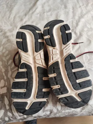 Zapatillas ASICS negras y rojas Número 40