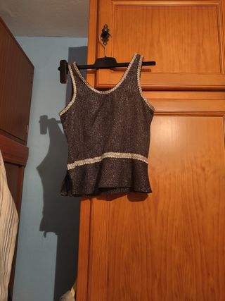 Top brillante plateado y negro
