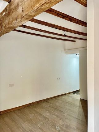 Se vende estupenda casa en el centro de onda.