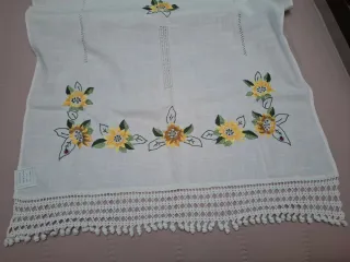 Cortina de hilo bordada con flores