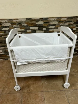 Mini cuna blanca con ruedas