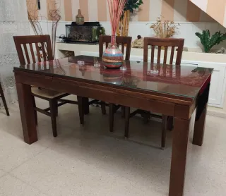 Mesa de comedor de madera y cristal con sillas