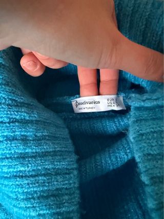 Jersey Stradivarius cuello alto azul turquesa