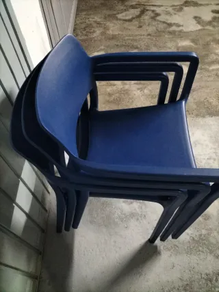 Lote 6 sillas de resina azul