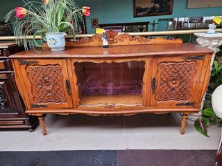 Aparador antigo em madeira com vidro