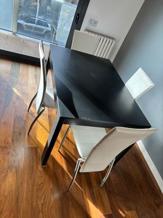 Mesa comedor negra y 4 sillas blancas