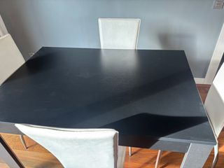 Mesa comedor negra y 4 sillas blancas