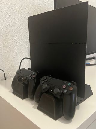 PS4 + 2 mandos + Monitor + 5 juegos