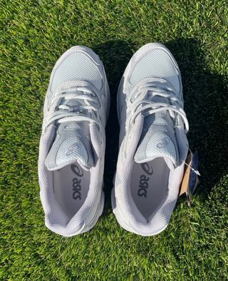 Asics grises y blancas talla 42 con etiqueta