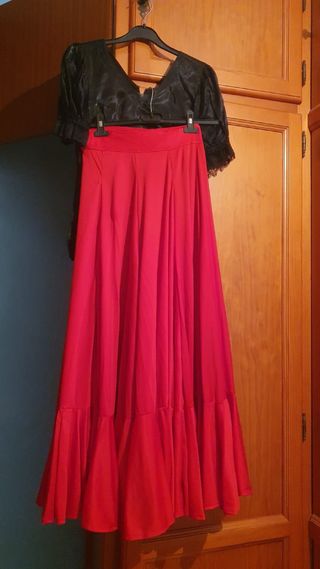 Conjunto Falda Larga Roja y Blusa Negra