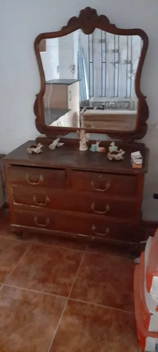 Cómoda antigua de madera