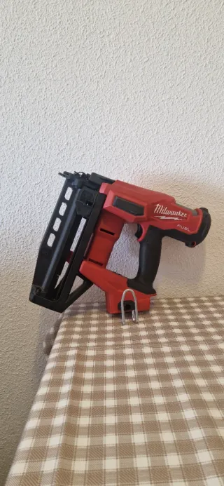 Clavadora Milwaukee M18 FUEL 16ga