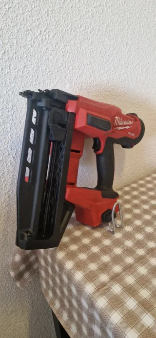 Clavadora Milwaukee M18 FUEL 16ga