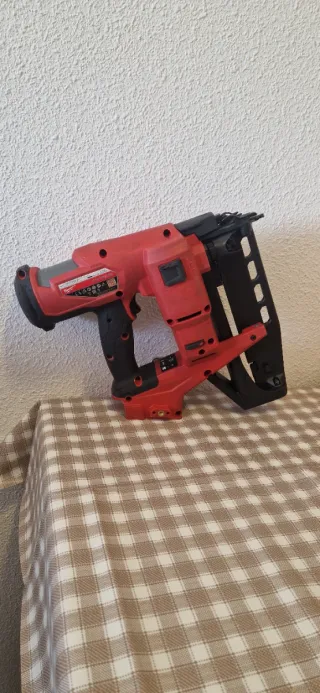 Clavadora Milwaukee M18 FUEL 16ga