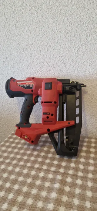 Clavadora Milwaukee M18 FUEL 16ga