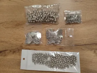 Lote bisutería: abalorios, charms, cadenas