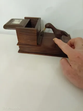 Oggetto vintage meccanico in legno