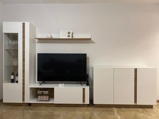 Mueble de salón alto con espejo