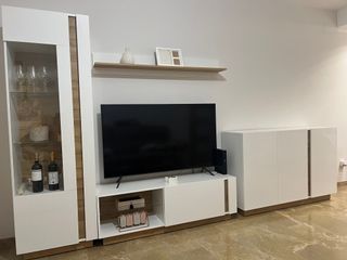 Mueble de salón alto con espejo