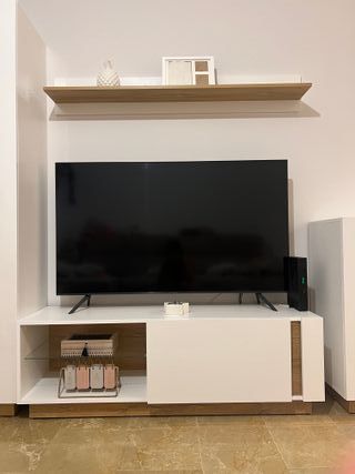 Mueble de salón alto con espejo