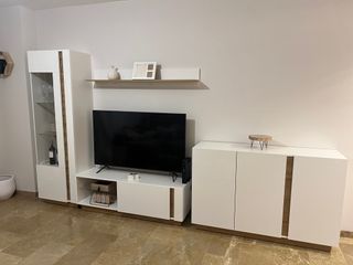 Mueble de salón alto con espejo