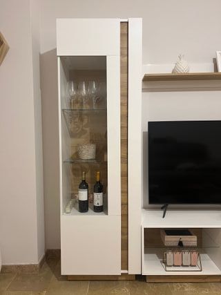 Mueble de salón alto con espejo