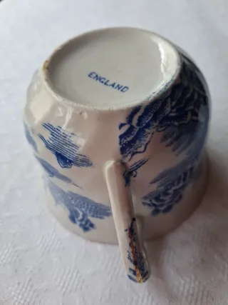Taza y plato de porcelana azul