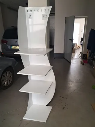 Estantería de esquina blanca