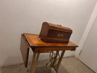 Máquina de coser Alfa antigua.