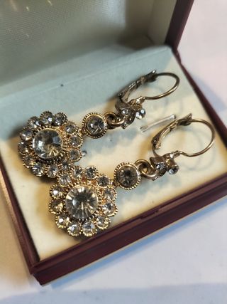 Pendientes vintage dorados con pedrería