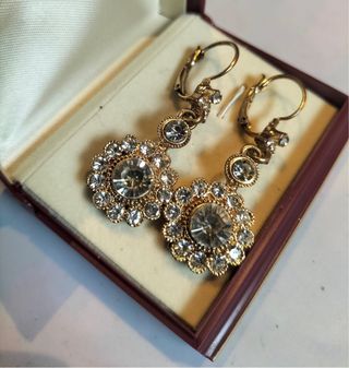 Pendientes vintage dorados con pedrería