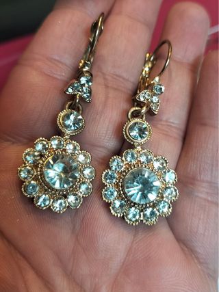 Pendientes vintage dorados con pedrería