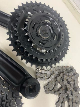 Transmisión Shimano 3x8v con Pedales