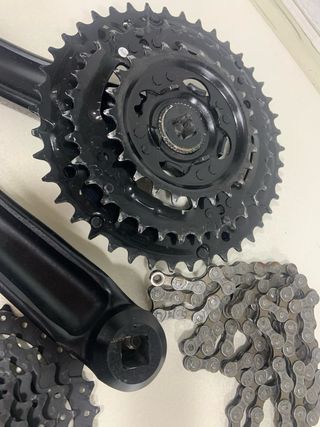 Transmisión Shimano 3x8v con Pedales