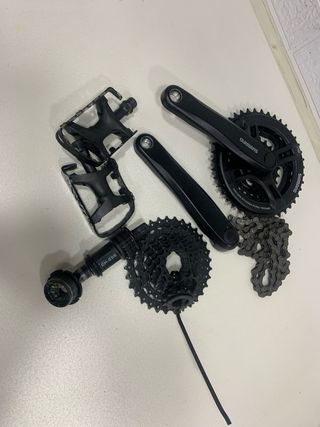 Transmisión Shimano 3x8v con Pedales